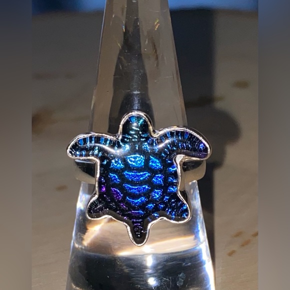 SALE! Adorable Dichroic Glass Sea turtle set in 925 Sterling Silver (SIZE 8.5) - Picture 4 of 8